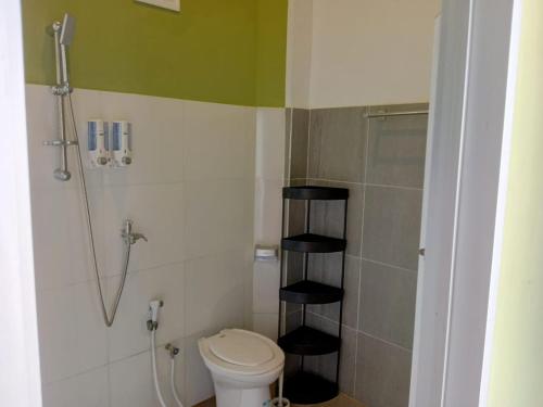 Mandati的住宿－Maria Guesthouse，带淋浴和卫生间的小浴室