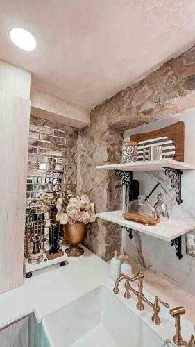 ein Badezimmer mit Waschbecken und Badewanne in der Unterkunft TRASTEVERE in Santeagueda