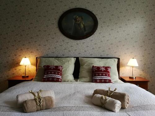 ein Schlafzimmer mit einem Bett mit zwei Handtüchern darauf in der Unterkunft Apartmány Na Staré poště in Jimramov
