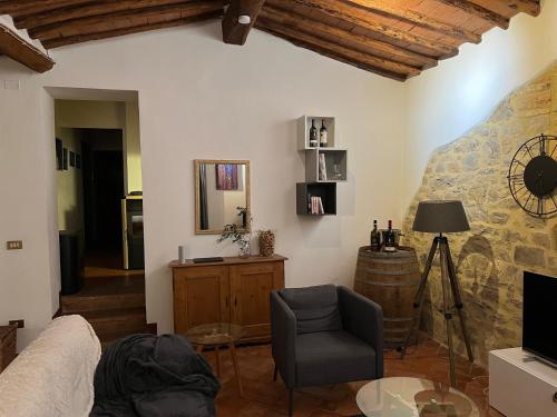 ein Wohnzimmer mit einem Sofa und einem Stuhl in der Unterkunft Casa VANINA-self check-in in Castellina in Chianti