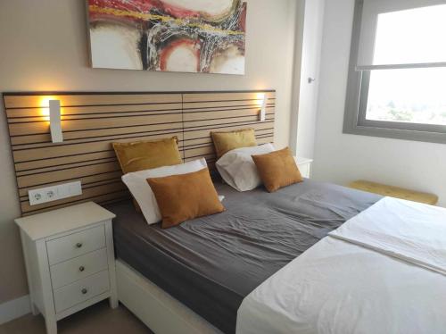 1 dormitorio con 1 cama grande y cabecero de madera en Appartement Baviera Hills - Torre del Mar - Costa del Sol en Caleta de Vélez