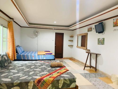 Llit o llits en una habitació de Racha Sunset Resort