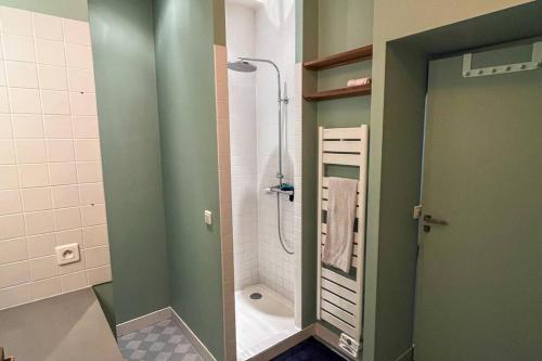 une salle de bain avec douche et toilettes dans l'établissement Luxurious Apartment in Marais, à Paris