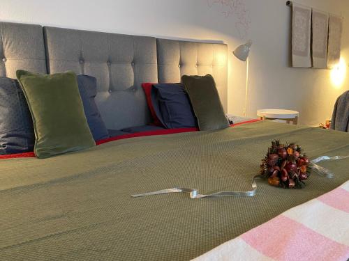een bed met een stapel kussens erop bij B&B De Kunstpraktijk in Veldhoven