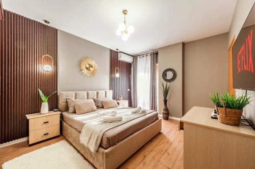 une chambre avec un grand lit et un bureau dans l'établissement Sophie Waterfront Central, à Durrës