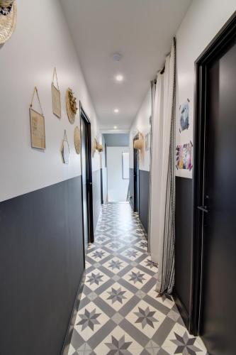 a hallway with a tile floor and a corridorngthngthngthngthngthngthngth at Grande chambre couple possible avec sanitaire complet privatif moderne proche Zénith-Atlantis in Saint-Herblain
