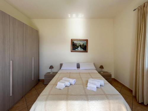 1 dormitorio con 1 cama grande y toallas. en Belvedere, en Santa Margherita di Belice