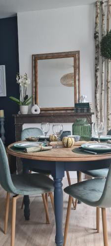 a dining room table with a mirror and chairs at Studio 4 personnes aux pieds du château de Blois avec expérience de dormir sous les aurores boréales in Blois