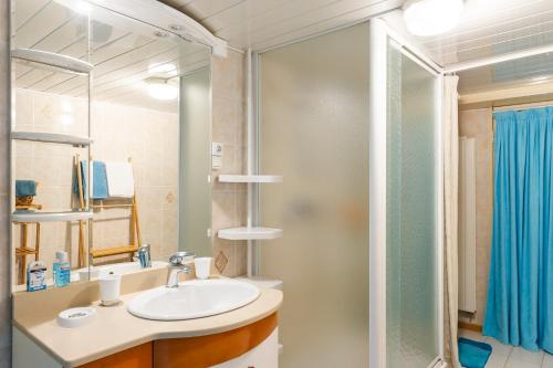 W łazience znajduje się umywalka i prysznic. w obiekcie Coté tilleul w mieście Bourbach-le-Bas