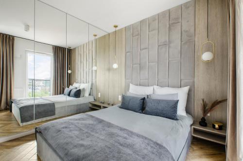a bedroom with a large bed and a mirror at SKY Home- Angel Apartament -Neopolis, Centrum, Parking, Klimatyzacja, Dostęp na Kod in Łódź