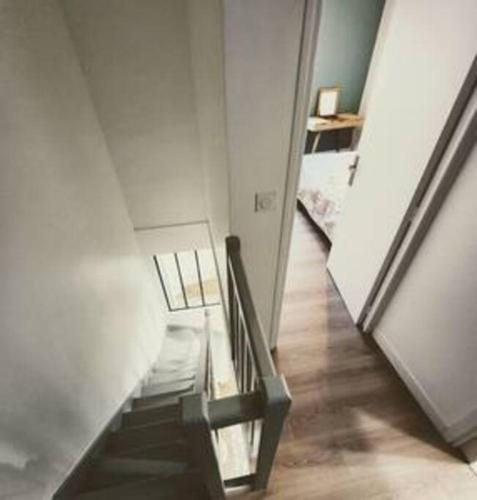 - un escalier dans une chambre avec un miroir dans l'établissement [Harmonie] proche Gare et Centre ville, à Narbonne