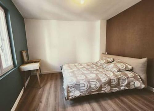 une chambre avec un lit et une table dedans dans l'établissement [Harmonie] proche Gare et Centre ville, à Narbonne