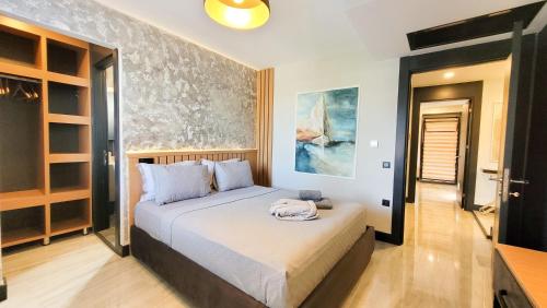 Un dormitorio con una cama con una toalla. en Yalikavak Sea View Residence, en Bodrum City