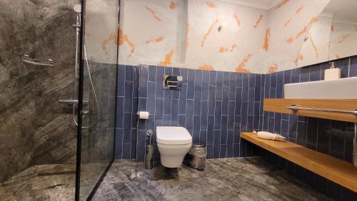 La salle de bains est pourvue d'une douche et de toilettes. dans l'établissement Yalikavak Sea View Residence, à Bodrum City