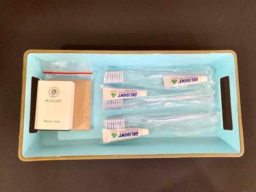 a lunch box with toothbrushes and a packet at Wiwi Formosa Residence -Triple bed-Balcony-Netflix in Nagoya