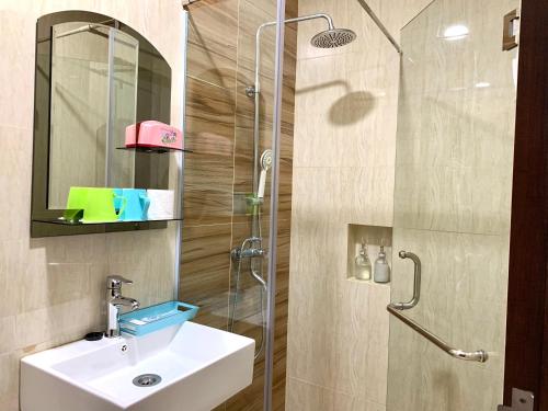 a bathroom with a sink and a shower at Wiwi Formosa Residence -Triple bed-Balcony-Netflix in Nagoya