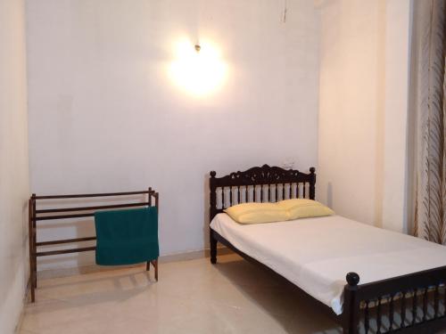 um quarto com uma cama e uma luz na parede em Villa Charumathi em Matara