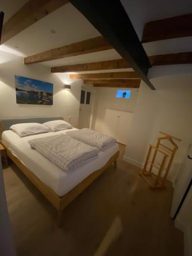 1 dormitorio con 1 cama grande en una habitación en BLRK 285 en Róterdam