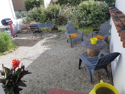 d'une terrasse avec des chaises, une table, une table et des chaises. dans l'établissement L'appartement, au Pradet
