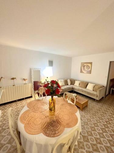 un salon avec une table et un canapé dans l'établissement Appartement bord de mer, à La Grande Motte