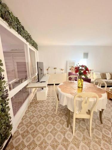 un salon avec une table avec un vase de fleurs dessus dans l'établissement Appartement bord de mer, à La Grande Motte