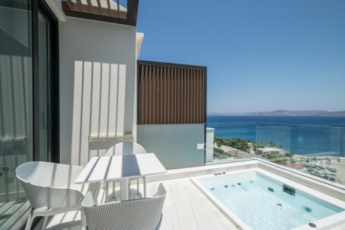 einen Balkon mit Whirlpool und Meerblick in der Unterkunft GM exclusive Luxury Suites & SPA in Sitia