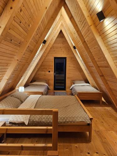 Habitación con 4 camas en un ático en A Jahorina, en Jahorina