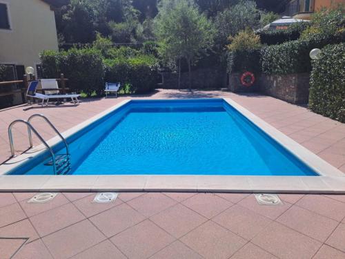 una piscina en un patio con en La casa di MoRo, en Borghetto di Vara