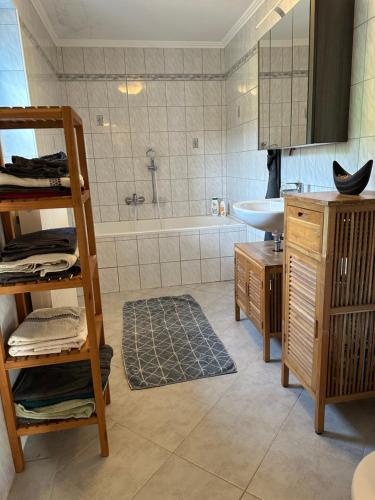 a bathroom with a sink and a bath tub at Urlaub mit Hund im Salzburger Land in Wegscheid