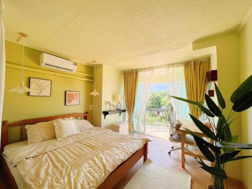 una camera con un letto e una grande finestra di 641 Mountain View near Nimman Maya big swimming pool a Chiang Mai