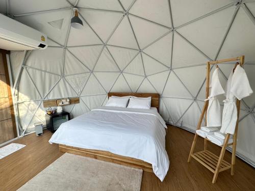 a bedroom with a bed in a tent at Arabica Lodge (อาราบิก้า ลอดจ์) in Ban Huai Khai
