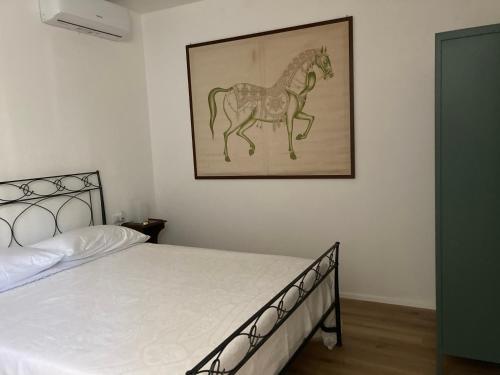 1 dormitorio con 1 cama con una foto de un caballo en la pared en CASA NOVA Luxury Apartment Suite Fichi d'India, en Nova Milanese
