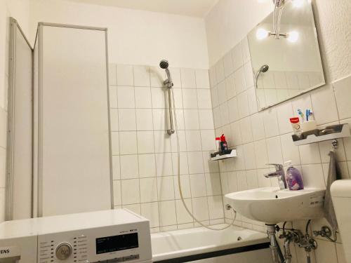 Bilik mandi di Hamburg City Apartment for u