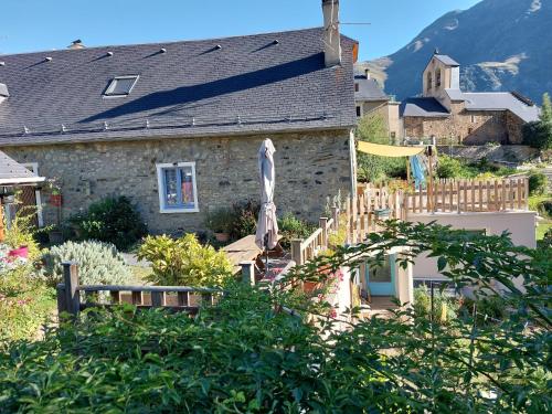 une maison avec une planche de surf devant elle dans l'établissement Soum de lase, à Grust