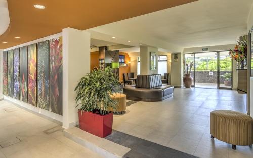 a living room with a lobby with a couch at Hotel Residence Inn Suites Cristina in San José