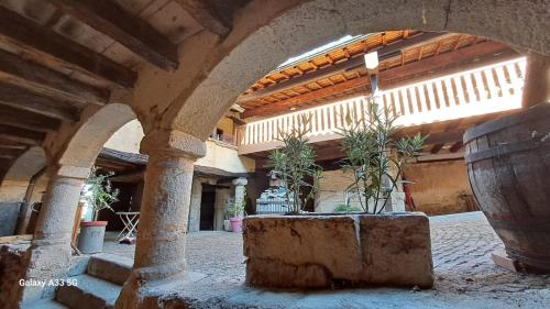a building with an archway with plants in it at La Thibaude - Maison Vigneronne à Charly (proche Lyon) in Charly