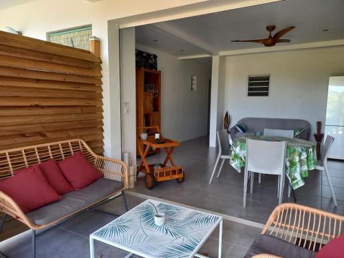 - un salon avec un canapé et une table dans l'établissement Le Tropical appartement 1 ou 2 chambres, à Les Anses-d'Arlet