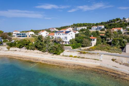 een luchtzicht op een strand met huizen bij Apartments Villa Tereza in Novalja