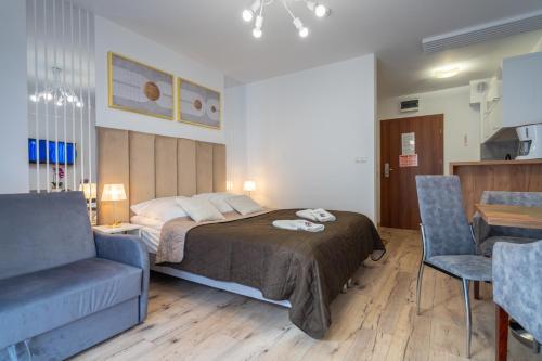 Postel nebo postele na pokoji v ubytování Apartamenty Mała Szrenica - Okrzei 1C