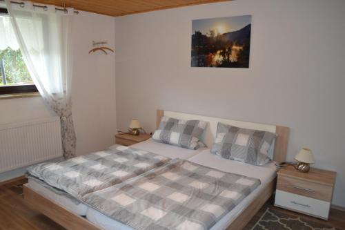 1 dormitorio con 1 cama con manta a cuadros en Gegg's Ferienwohnung II, en Dollnstein