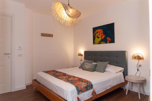 Schlafzimmer mit einem Bett und einem Kronleuchter in der Unterkunft Villa Seven Palms in Isola delle Femmine