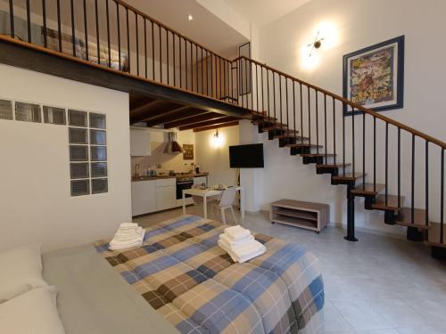 une chambre avec un lit et un escalier dans l'établissement La perla, à Bologne