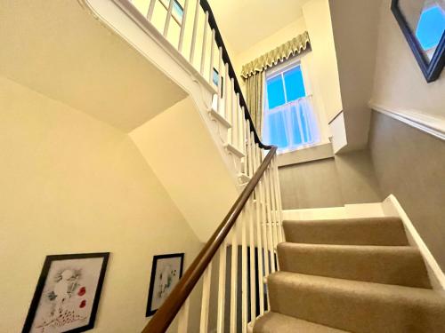 - un escalier dans une maison avec une fenêtre dans l'établissement No. 20 The Headland, à Hartlepool