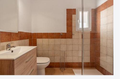 uma casa de banho com um WC, um lavatório e um chuveiro em Casa Adriana em Murchas