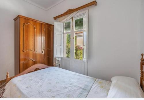 um quarto com uma cama e uma janela em Casa Adriana em Murchas