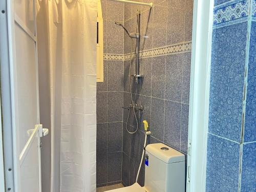 y baño con ducha y aseo. en Relaxation Oasis, en Al Ḩamrāʼ