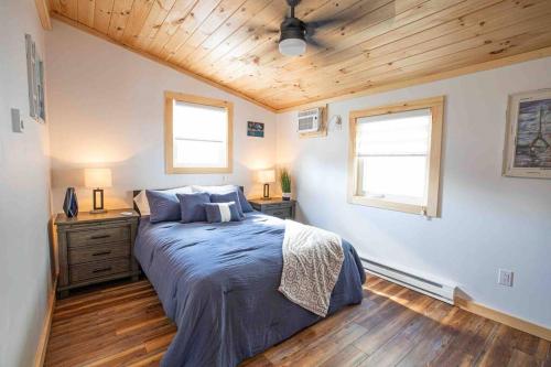 Ένα ή περισσότερα κρεβάτια σε δωμάτιο στο Madison Cabin #2