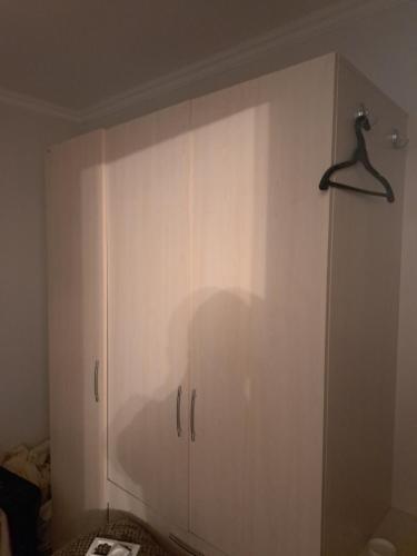 une armoire blanche dans l'angle d'une pièce dans l'établissement Henri house, à Gyumri