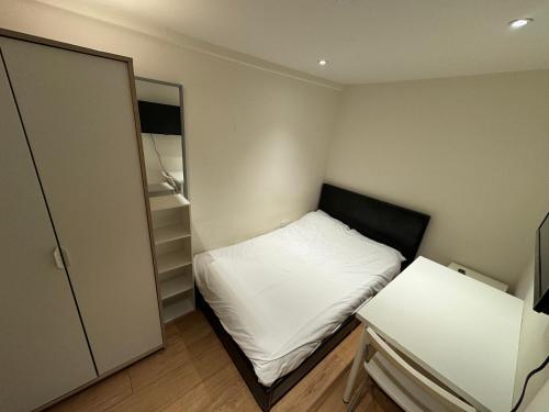 מיטה או מיטות בחדר ב-3 BEDROOMS WITH 2 PARKING SPACES