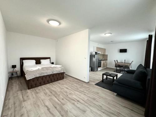 - une chambre avec un lit et un salon avec un canapé dans l'établissement Sky Apartments 509, à Plzeň